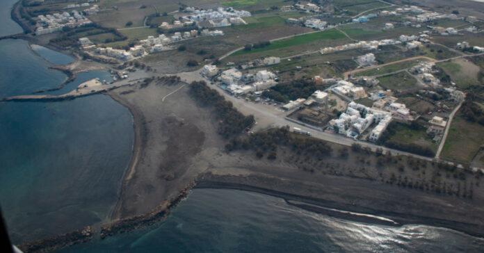 Αλλάζει εικόνα το παραλιακό μέτωπο του Μονολίθου στη Σαντορίνη
