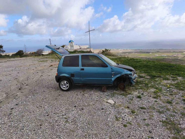 Επιχείρηση απομάκρυνσης εγκαταλελειμμένων οχημάτων στη Σαντορίνη
