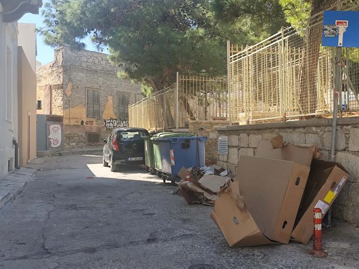 Σκουπιδότοπος στο σύστημα υπόγειων κάδων στην Κοίμηση 