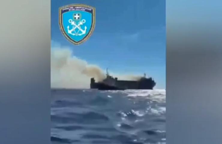 Οριοθετείται η φωτιά στο BLUE CARRIER 2 – Βίντεο του Λιμενικού από την επιχείρηση κατάσβεσης