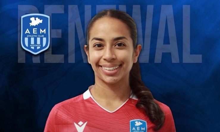 Συνεχίζει στη Μύκονο η Victoria Hines