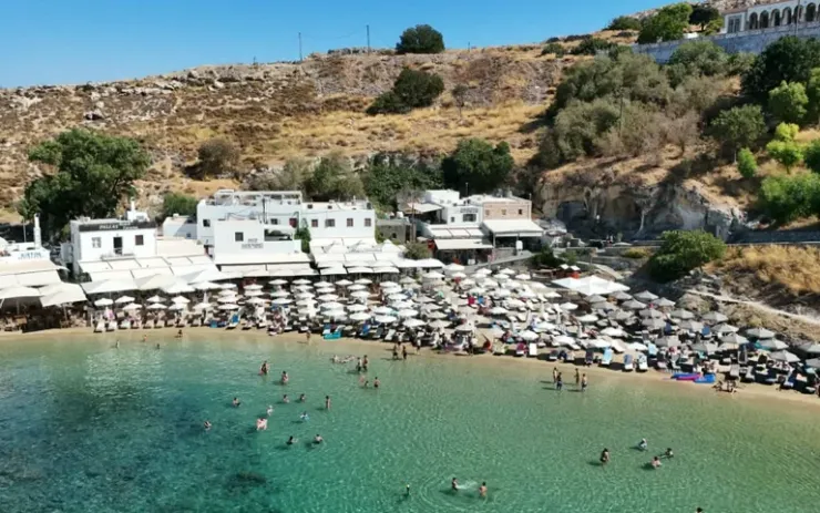 Ρόδος: Καταγγελίες για αυθαιρεσίες με ομπρέλες και ξαπλώστρες σε παραλίες