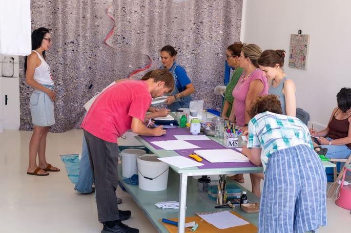 Από το ξενοδοχειακό σεντόνι… στο χαρτί