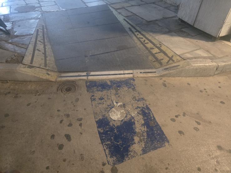 Φθαρμένες οι σημάνσεις ΑΜΕΑ στο παραλιακό μέτωπο της Ερμούπολης