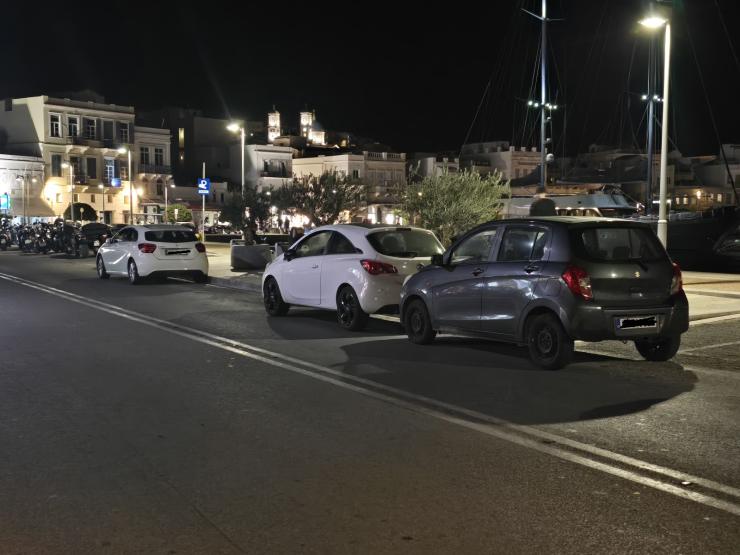 Ασυδοσία στη στάθμευση στο παραλιακό μέτωπο της Ερμούπολης