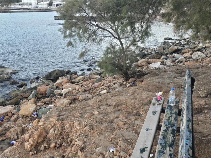 Σκουπίδια και αποτσίγαρα στο παραλιακό μέτωπο της Αζολίμνου
