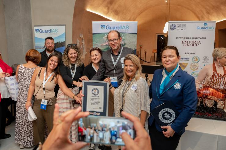 Παγκόσμιο ρεκόρ Guinness στη Σαντορίνη: 370 άνθρωποι δοκίμασαν λεοντόψαρο