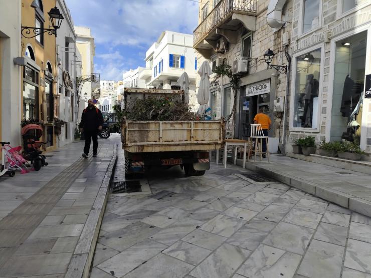 Φροντίδα πρασίνου στον πεζόδρομο της Ερμούπολης
