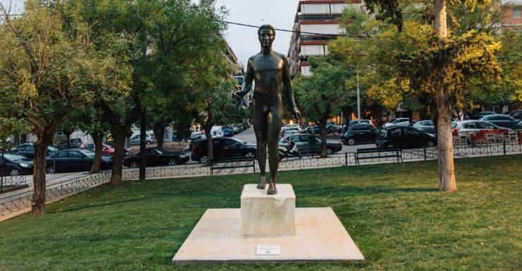 Ο «Έφηβος» του Θανάση Απάρτη επέστρεψε στην Αθήνα μετά από 23 χρόνια και πήρε θέση στην πλατεία Αγίου Σώστη