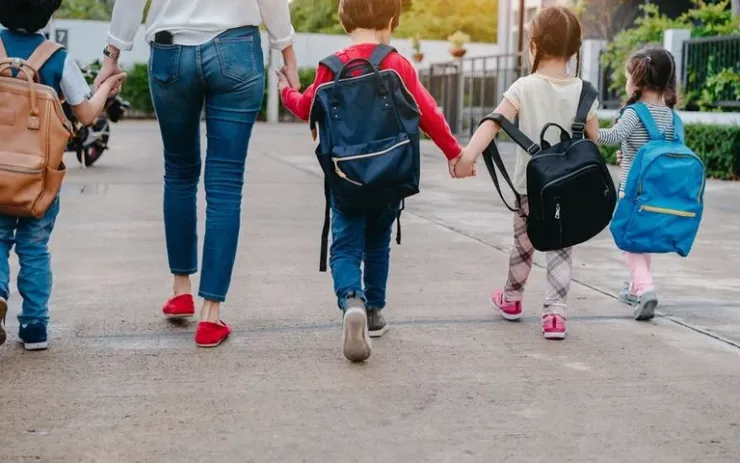 Υπό πίεση οι εργαζόμενοι γονείς – Το 67,9% μεγαλώνει τα παιδιά μόνο του
