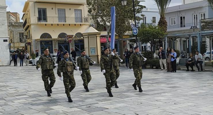 Σύρος: Κόντρα στη ματαίωση, υπήρξαν και εκείνοι που σήκωσαν ψηλά την ελληνική σημαία