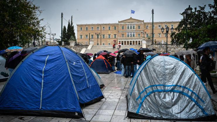 Φοιτητές κατασκηνώνουν στη πλατεία Συντάγματος