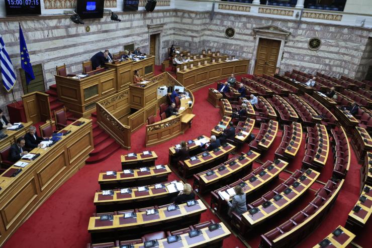 Κατατέθηκε στη Βουλή το πολυνομοσχέδιο με τις 120 δόσεις και χωρίς το μπλόκο στα μετρητά των courier