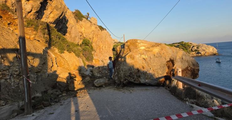 Ρόδος: Δεκάδες οχήματα αποκλεισμένα στην παραλία “Άντονι Κουίν” μετά την πτώση τεράστιου βράχου
