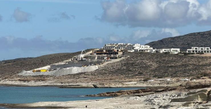 Μήλος: Ανάκληση των αδειών του White Coast και πειθαρχική δίωξη της πρώην προϊσταμένης της Πολεοδομίας