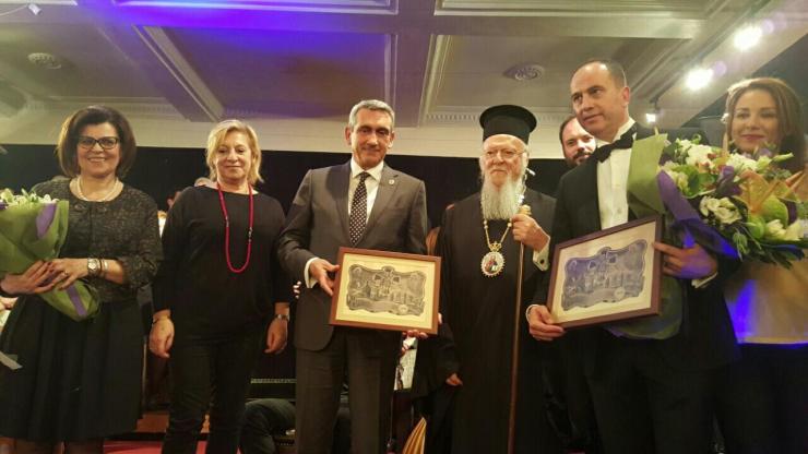 "Πόλη, ποιο φως μας ενώνει..."