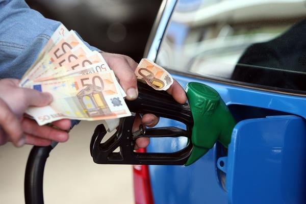 Η αμόλυβδη «πετάει» πάνω από τα 2 ευρώ – Μεγαλύτερη ακρίβεια στα νησιά