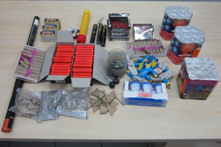 Συλλήψεις για εμπορία κροτίδων και παραμέληση ανηλίκων 