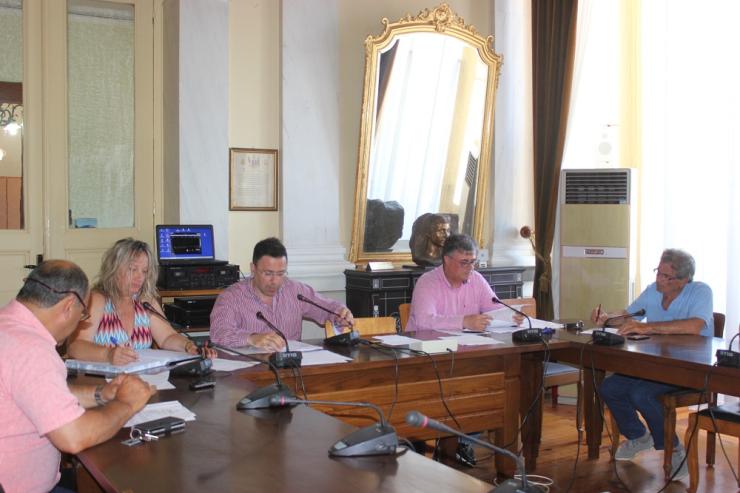 Από άγονους διαγωνισμούς στην απευθείας ανάθεση 