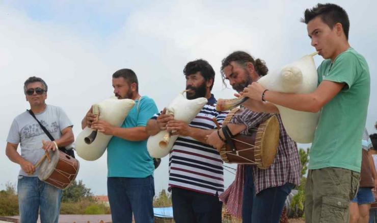 "Με την τσαμπούνα και το τουμπί οι Κυκλάδες πάλι βρεθήκανε μαζί"