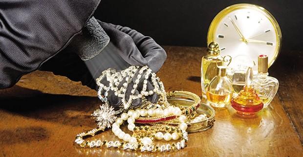 Σύλληψη νεαρών που έκλεβαν κοσμήματα στη Σύρο