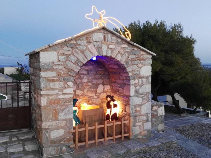 “Μυρίζουν” Χριστούγεννα οι γειτονιές 