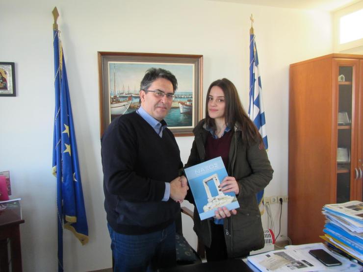 Βράβευση νεαρής που πρώτευσε στις εξετάσεις των πανελληνίων 