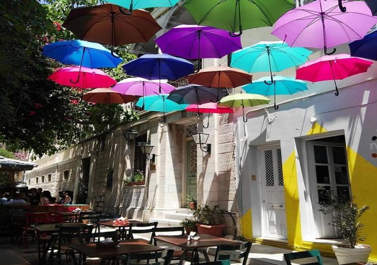 Πολύχρωμη “πινελιά” στο κέντρο της Ερμούπολης 