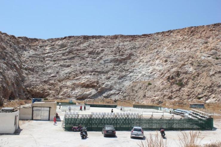 Εξυπηρετήσεις ; σε μέλη της πλειοψηφίας 