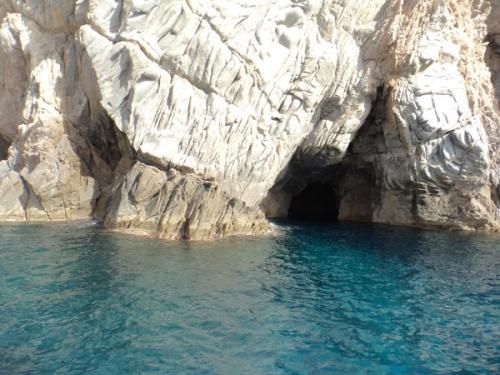 Τα μοναδικά σπήλαια της Τήνου 