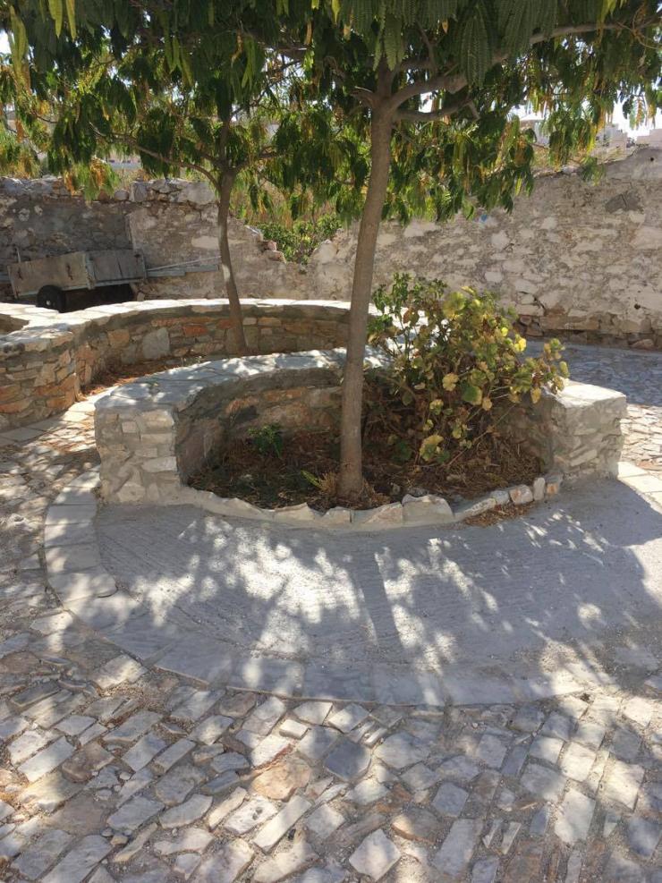 Μερική καταστροφή της πλατείας Πρασακάκη από τον Δήμο 