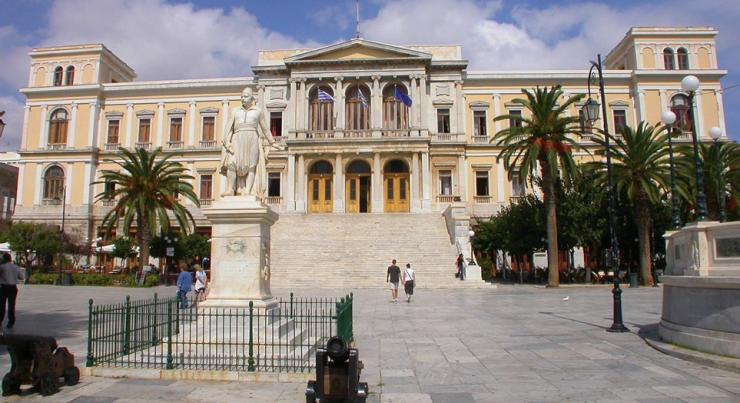 Κακόγουστη φάρσα για βόμβα στο Δημαρχείο Σύρου 