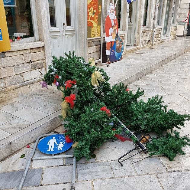 Ασυνείδητοι προκάλεσαν καταστροφές στον πεζόδρομο της Ερμούπολης