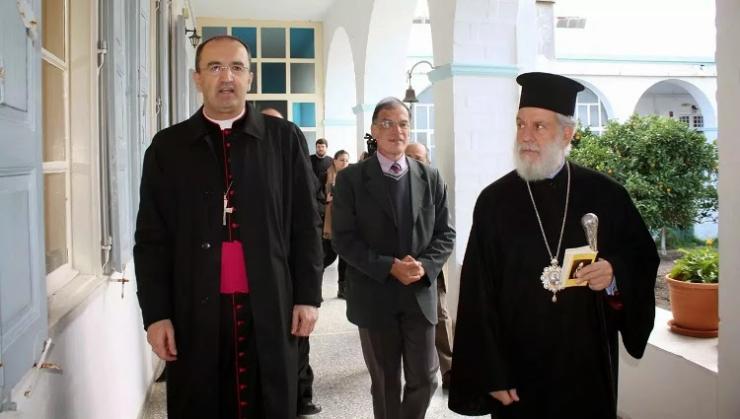 Οι δύο Επίσκοποι της Ορθόδοξης και της Καθολικής Εκκλησίας στα ιδρύματα της Σύρου 