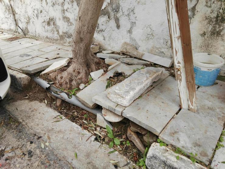 Οι ρίζες “σήκωσαν” τα πεζοδρόμια 