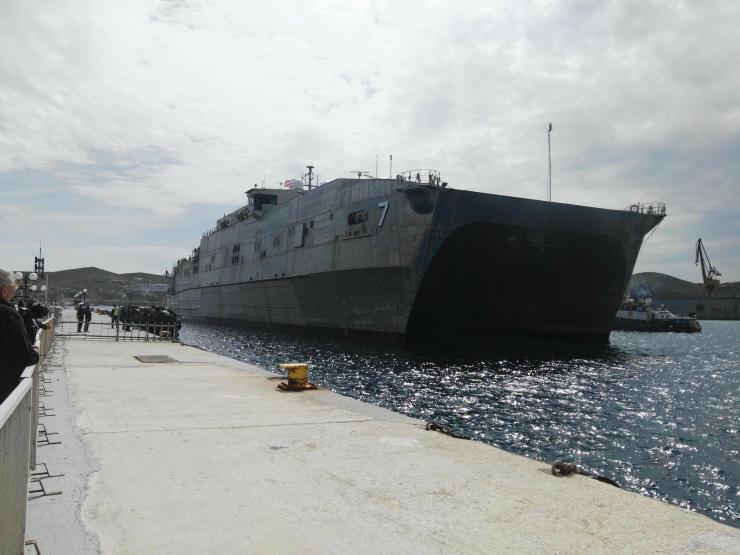 Στο λιμάνι της Σύρου catamaran του Πολεμικού Ναυτικού των ΗΠΑ
