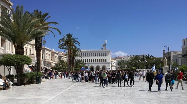 Μαθητική αποβίβαση... στη Σύρο 