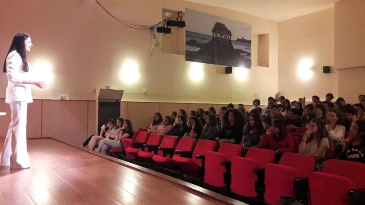 Η Κ. Καραμπέτη με τους μαθητές Γυμνασίων και Λυκείων Άνδρου