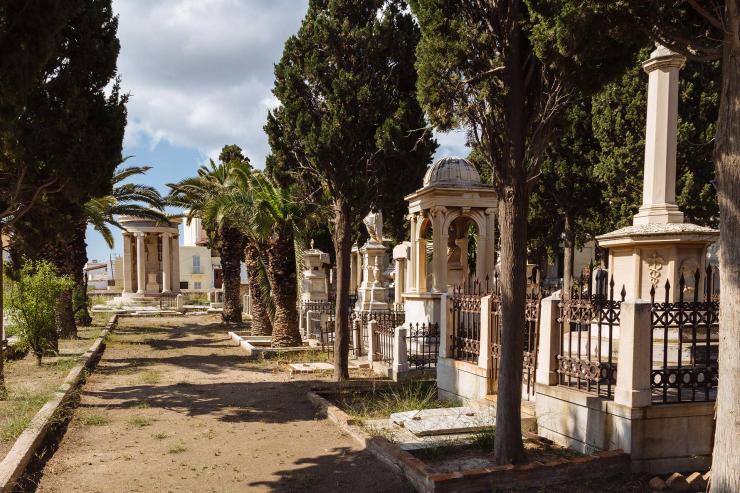 Σύρος και Τήνος στοχεύουν στον Κοιμητηριακό Τουρισμό 