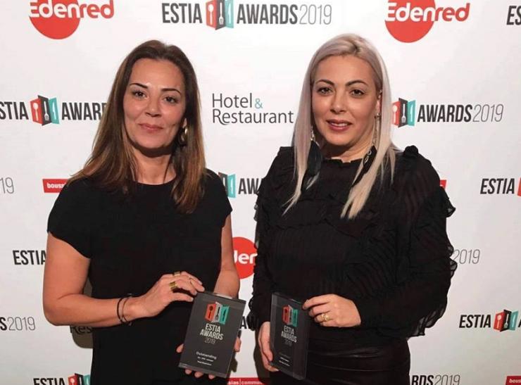 “Αλλού Γυαλού” και “ΟΝΟ concept” βραβεύονται και τιμούν τη Σύρο 