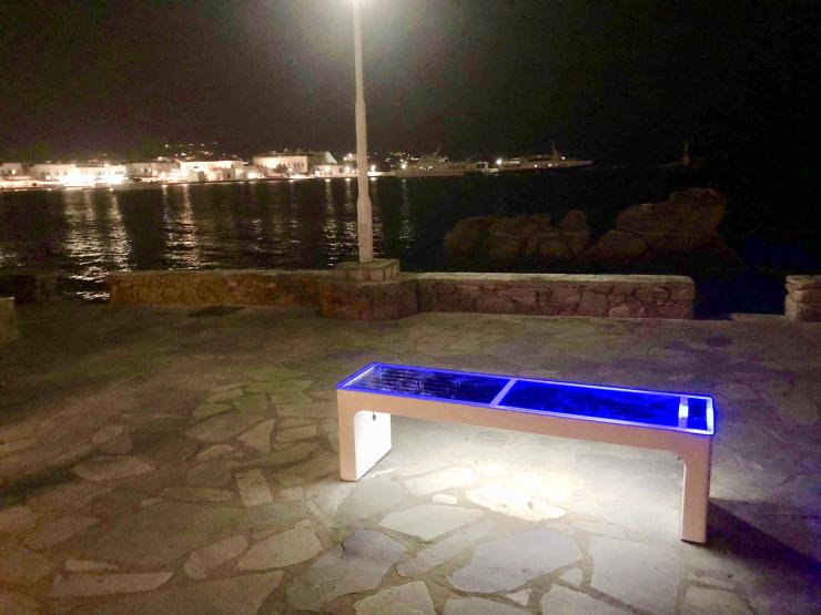 Ηλιακά παγκάκια στη Μύκονο
