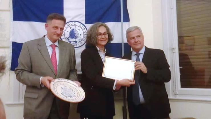 Ο Σύνδεσμος Σιφνίων τίμησε δύο επιφανείς πολίτες του νησιού