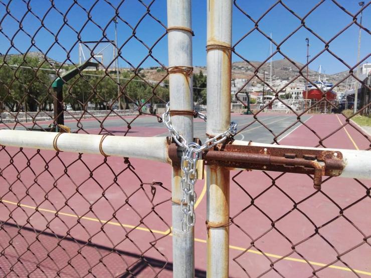 Λουκέτο σε “ανοικτά” γήπεδα της Σύρου 