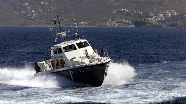 Αποβίβαση τραυματία από σκάφος στη Μήλο