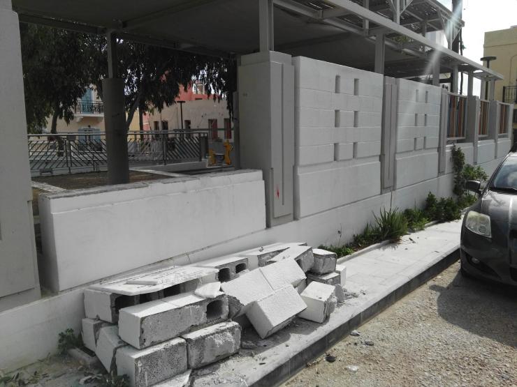 Πτώση της περίφραξης στην παιδική χαρά Πευκακίων 