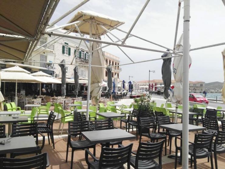 Προτεραιότητα σε σκίαστρα και δάπεδα για την παραλία 