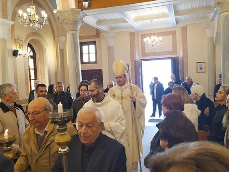 Χριστουγεννιάτικη Θεία Λειτουργία στον Ι.Ν. Ευαγγελιστρίας από τον Καθολικό Επίσκοπο 