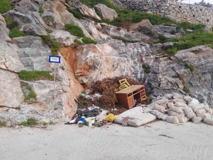 Μικρά “βουνά” από μπάζα στην Άνω Σύρο 