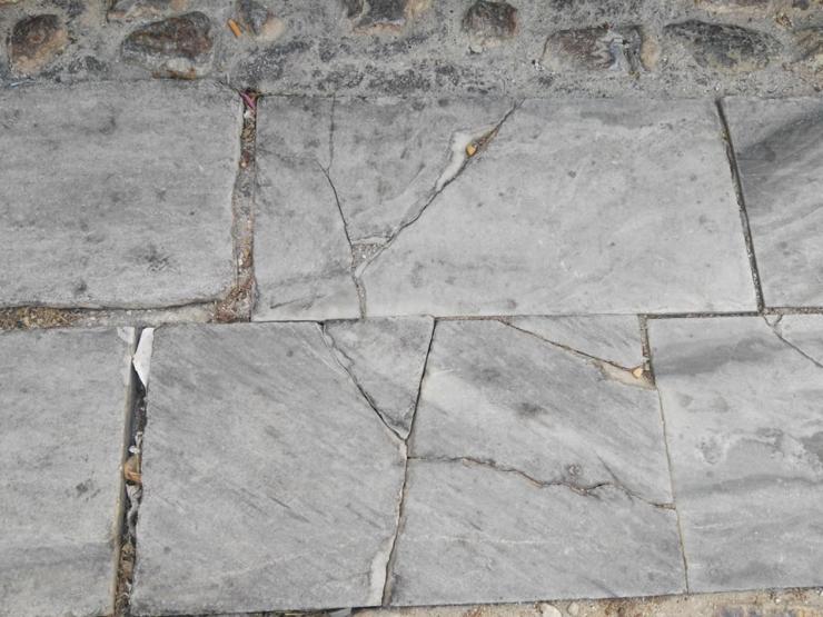 Παρατημένα στο έλεός τους τα παραδοσιακά πλακόστρωτα 