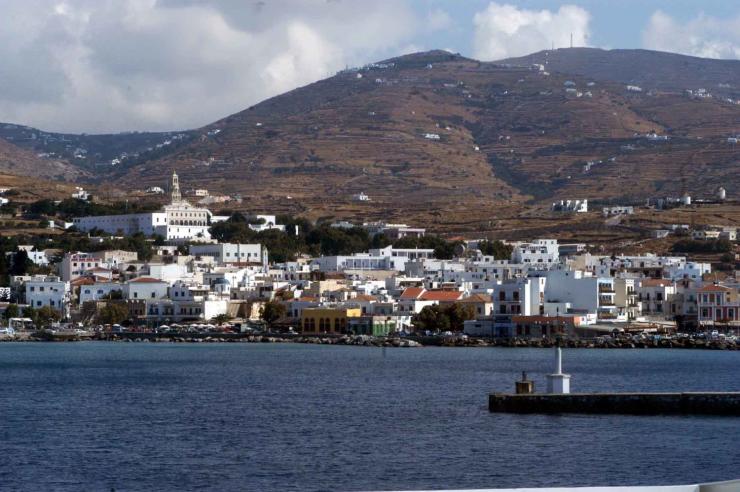 Πρόσκρουση φορτηγού πλοίου σε προβλήτα του λιμένα Τήνου